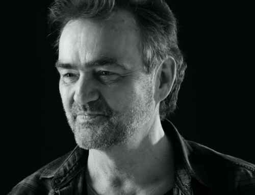 „Der Mensch denkt – Gott lächelt“ am 28. April um 18.00 Uhr